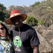 Viajeros con el guía al fondo la aldea tradicional y el paisaje