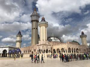 Mezquita de Touba con sus alminares y la gente esperando poder entrar