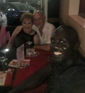 Viajeros celebrando el cumpleaños con Djbril