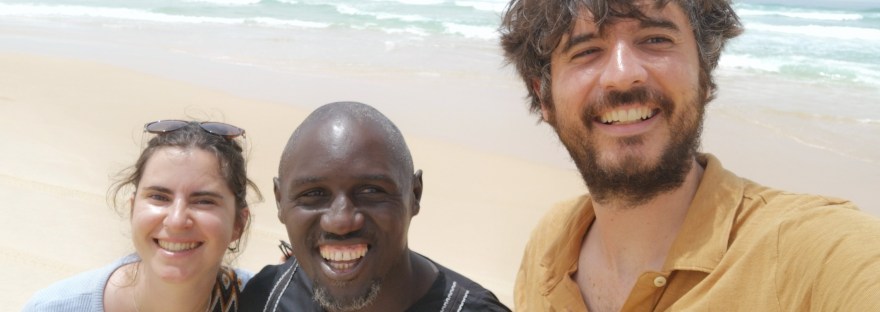 Viajeros felices en su viaje a Senegal