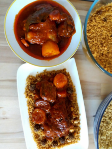 Plato típico de la comida senegalesa, cous cous con carne