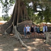 Familia a los pies del gran Baobab