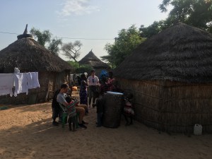 Viajeros en una aldea de Senegal, los niños disfrutando con su visita