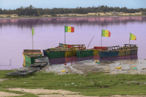 Barcos para navegar por el Lago Rosa con las banderas de Senegal
