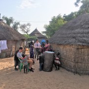 Viajeros en una aldea de Senegal, los niños disfrutando con su visita