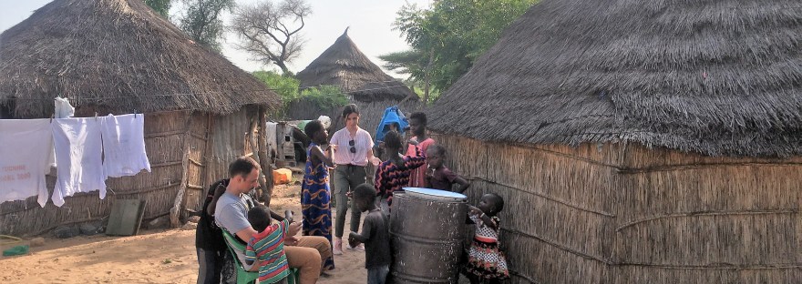Viajeros en una aldea de Senegal, los niños disfrutando con su visita