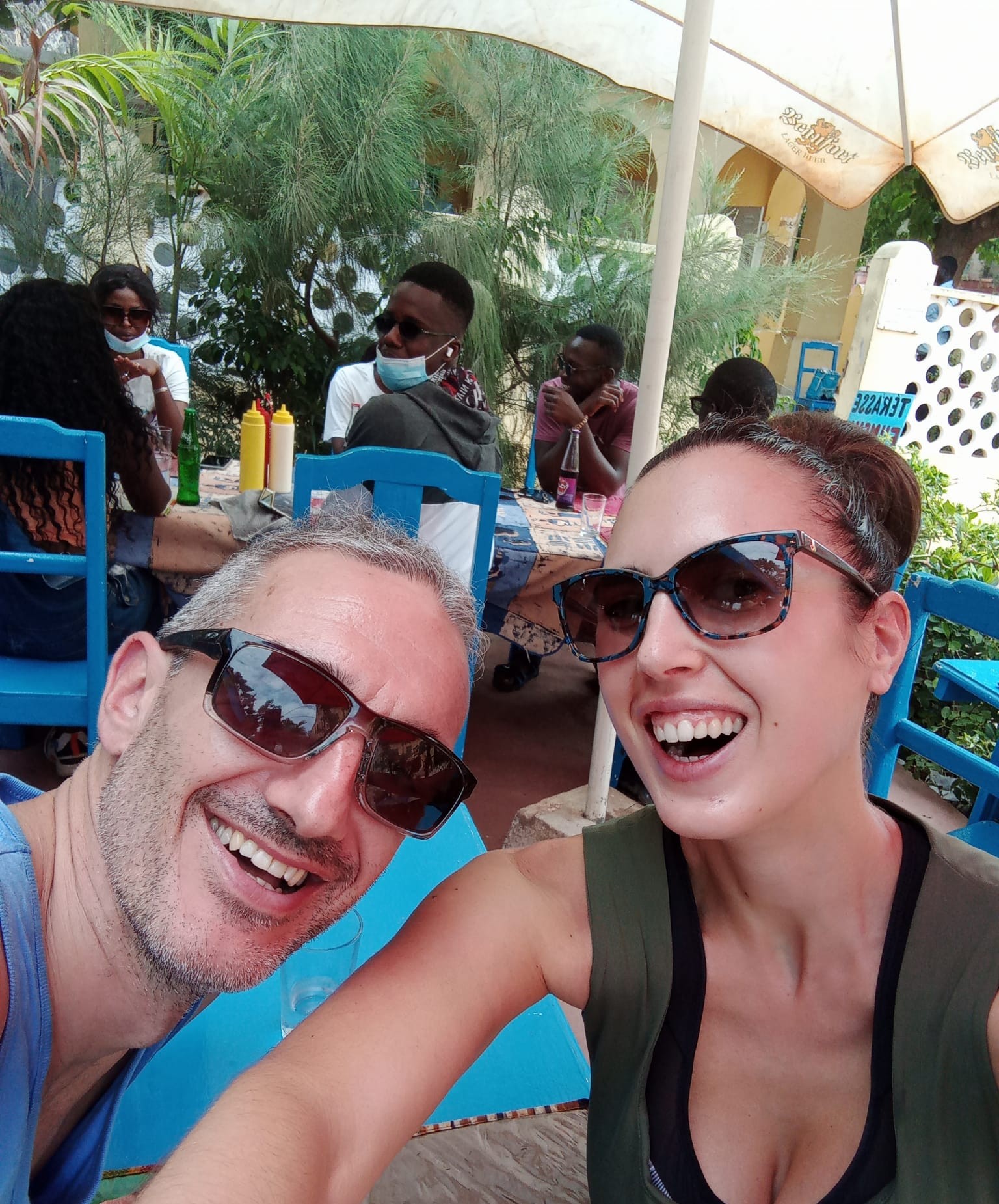 Viajeros felices en su viaje a Senegal