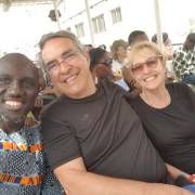 Viajeros felices en su viaje a Senegal