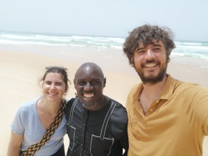 Viajeros felices en su viaje a Senegal