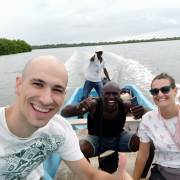 Viajeros felices navegando por los manglares de Casamance