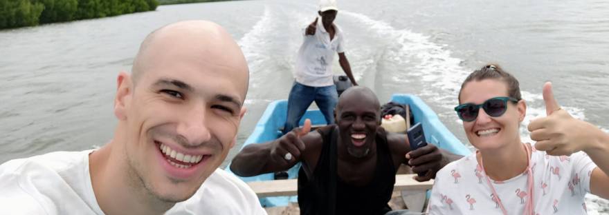 Viajeros felices navegando por los manglares de Casamance