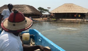 Llegando en barca a la Isla de Eulobaline, al fondo las casas de la aldea