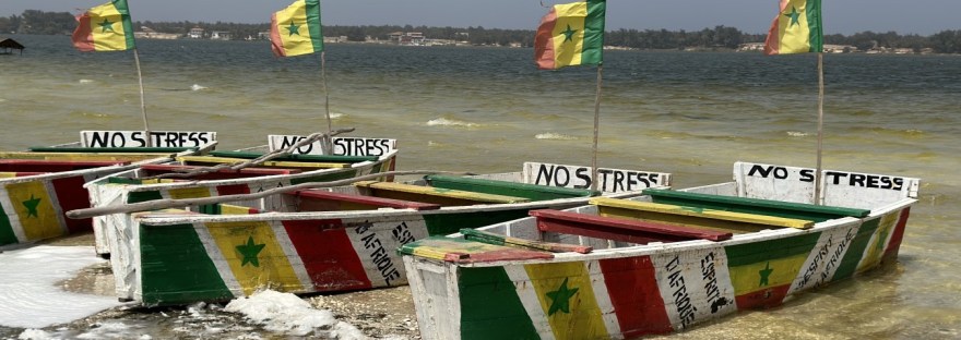 Barcas para navegar por el Lago Rosa pintadas con la bandera de Senegal