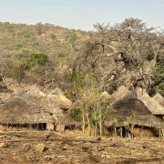 Aldea tradicional de Iwol con sus muros de arcilla, sus tejados cónicos de paja y la naturaleza alrededor
