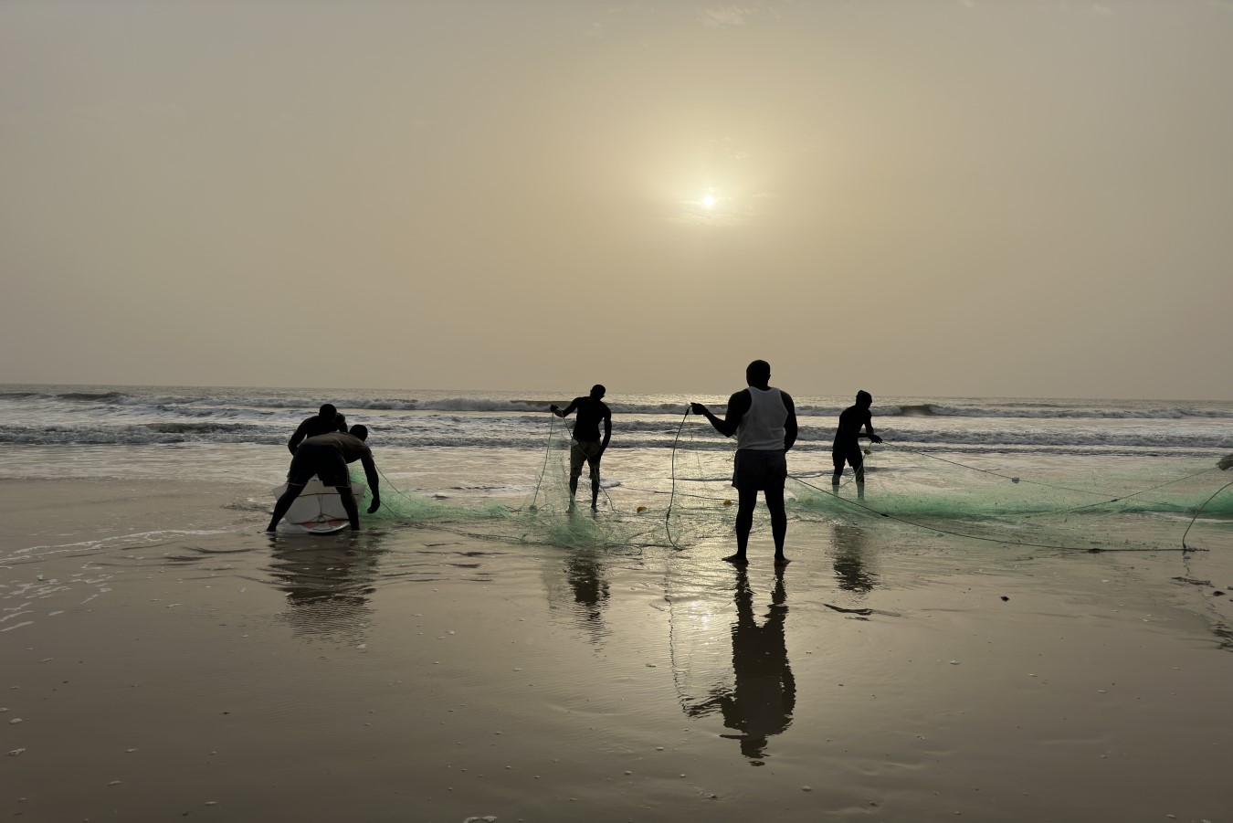 Pescadores con sus redes a la orilla del mar
