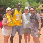 Viajeros en familia con el guía