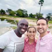 Viajeros con su guía y al fondo una aldea de Casamance