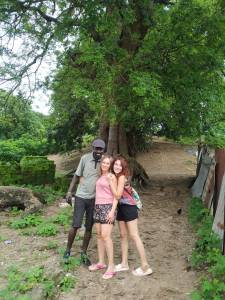 Viajeras en Casamance rodeadas de naturaleza exuberante