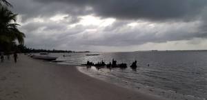 Playa de la isla de Carabane, cielo nublado