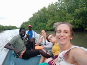 Viajeras por uno de los canales de agua de los manglares de Casamance