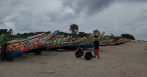 Barcos de colores vivos y brillantes a la orilla del mar