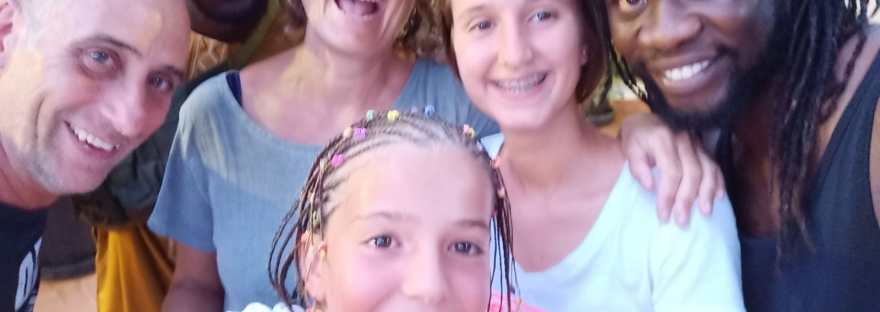 Viajeros felices en su viaje a Senegal