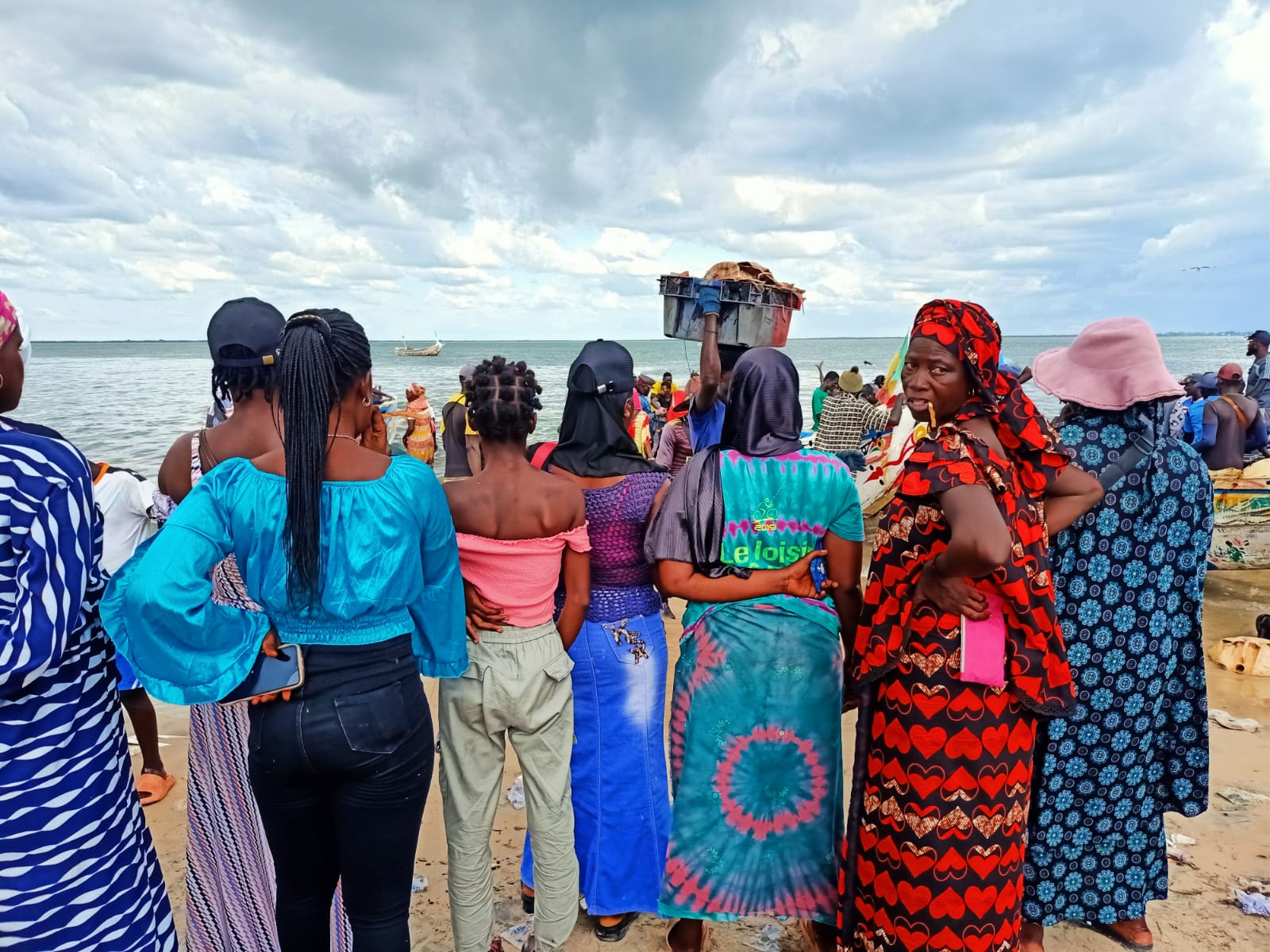 Mujeres senegalesas con llamativos colores esperando a la llegada de los pescadores