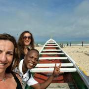Viajeras en el puerto pesquero, al fondo el mar