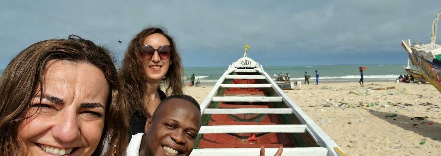 Viajeras en el puerto pesquero, al fondo el mar
