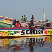 Barcas pesqueras típicas senegalesas de colores