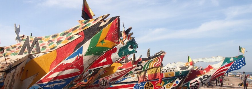 Barcos pesqueros tradicionales de colores brillantes a la orilla del mar