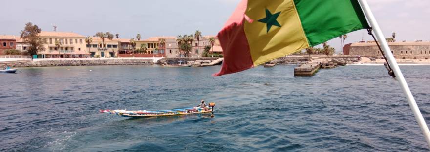 Bandera de Senegal al fondo la isla Gorèe