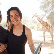 Viajeros al fondo una jirafa