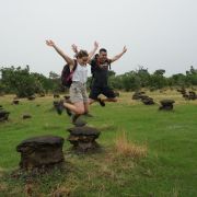 Los viajeros saltando por encima de los termiteros