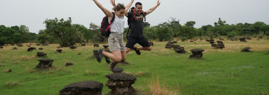 Los viajeros saltando por encima de los termiteros