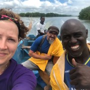 Viajeros en barca por los manglares