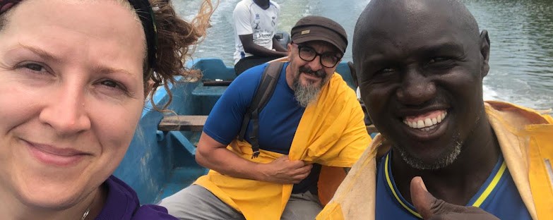 Viajeros en barca por los manglares