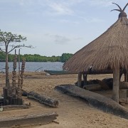Fetiche en una isla de los manglares de Casamance