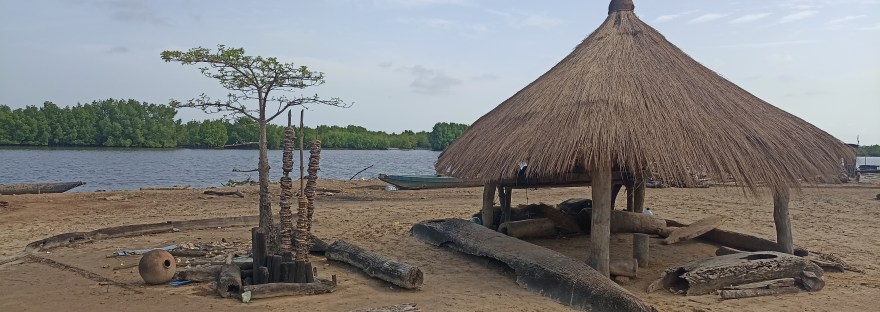 Fetiche en una isla de los manglares de Casamance