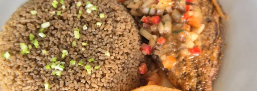 Comida senegalesa plato pescado con arroz