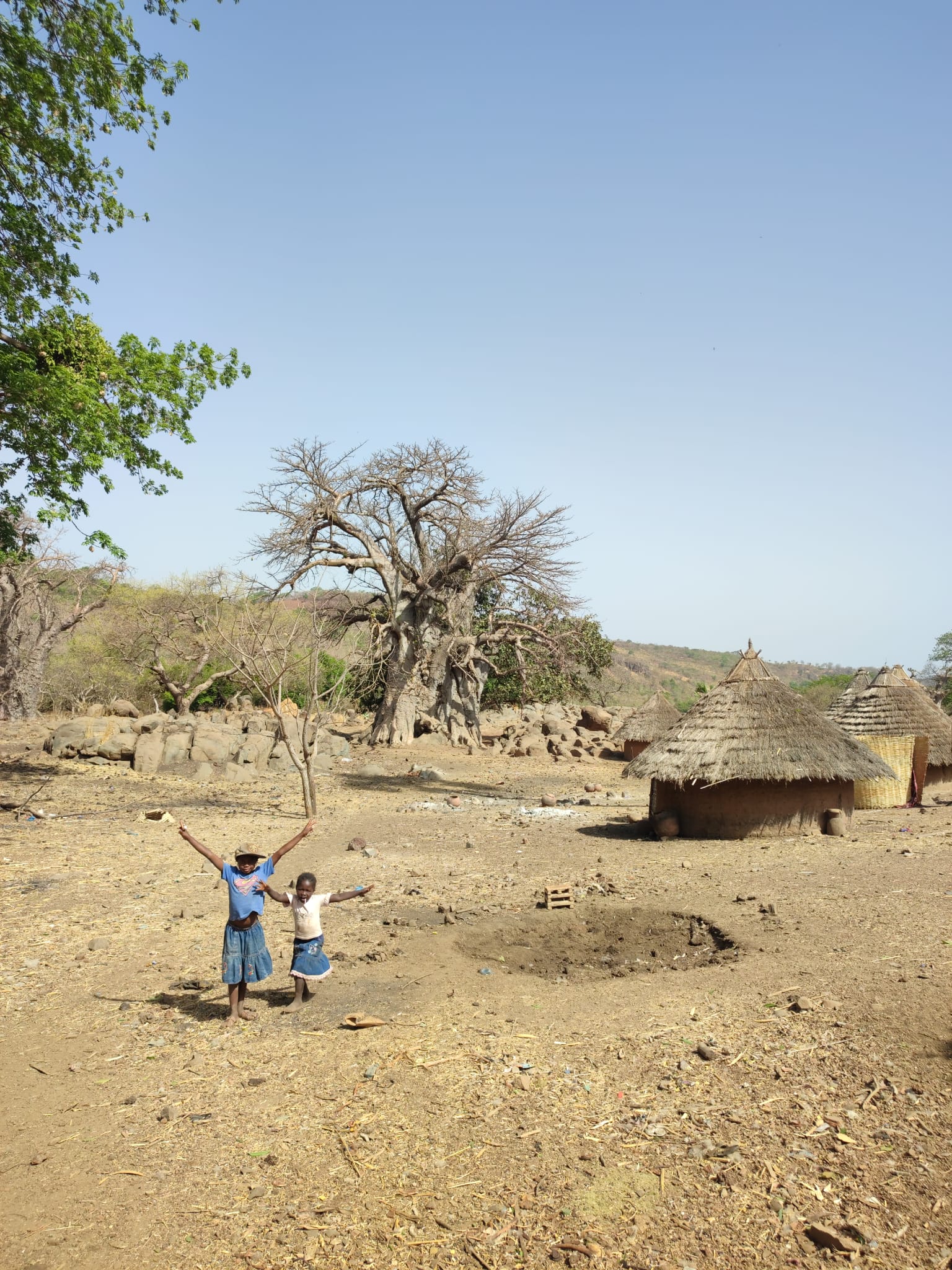 Niños saludando en la aldea de Iwol