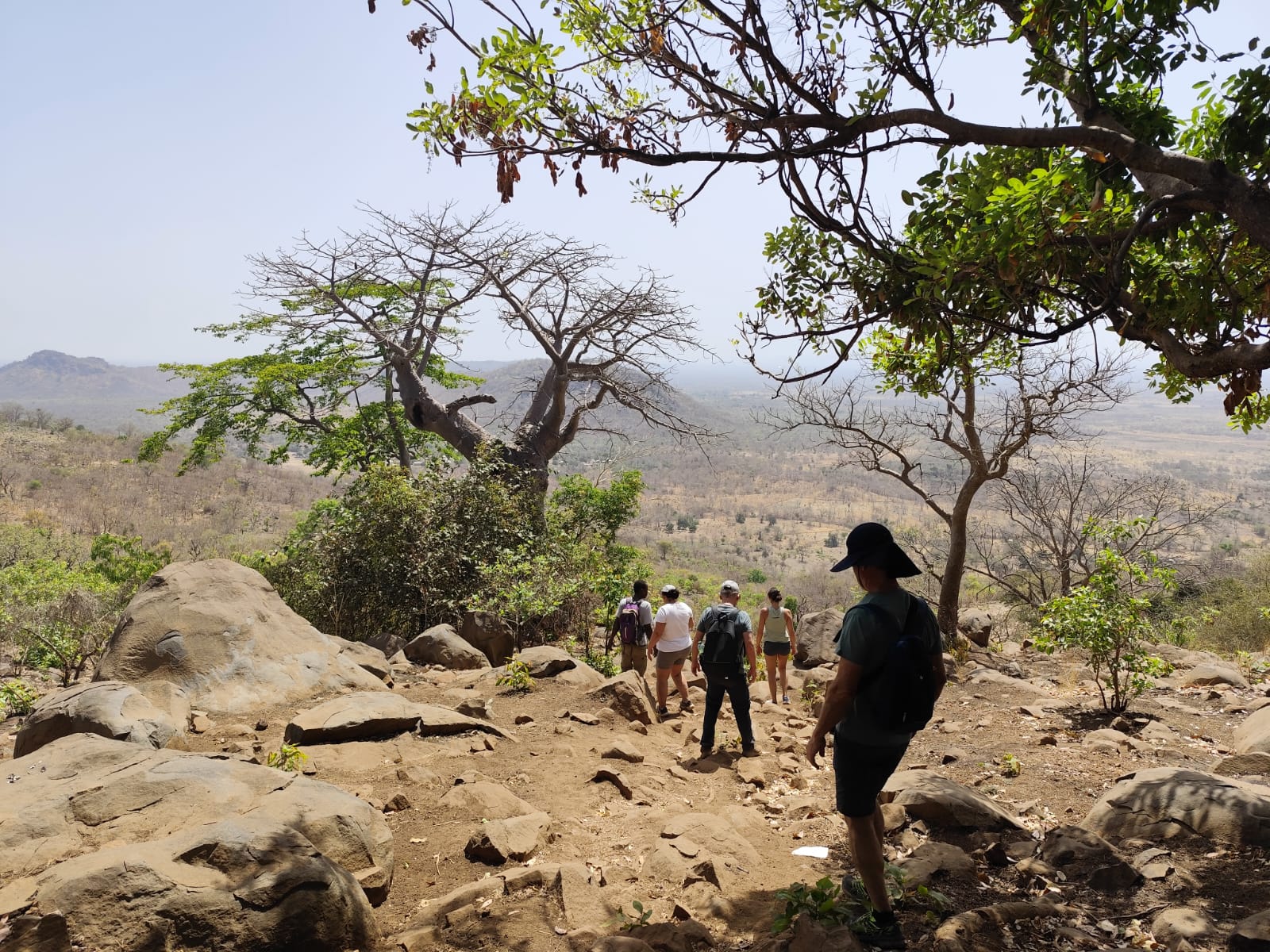 Paisaje desde la cima de iwol, viajeros descendiendo