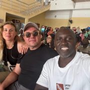 Djibril con los viajeros en la sala de espera para tomar el ferry a la Isla Gorèe