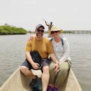 Viajeros en la barca tradicional que va del cementerio a Joal y Fadiouth