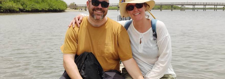 Viajeros en la barca tradicional que va del cementerio a Joal y Fadiouth