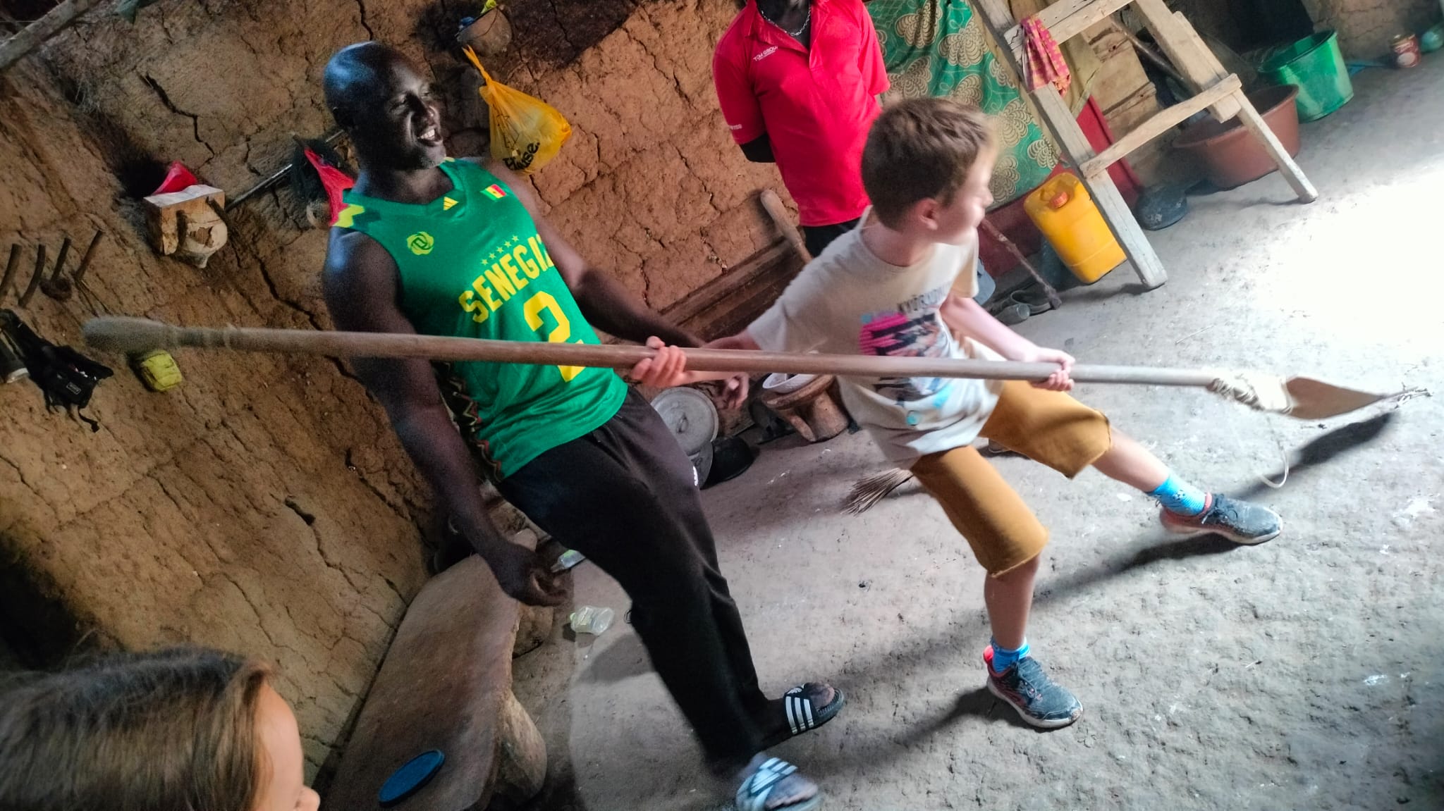 El niño coge el instrumento típico de labranza de Casamance y está aprendiendo