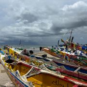 Barcas de colores en el puerto de Senegal