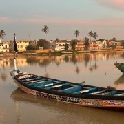 Bella imagen de Saint Louis de Senegal al fondo