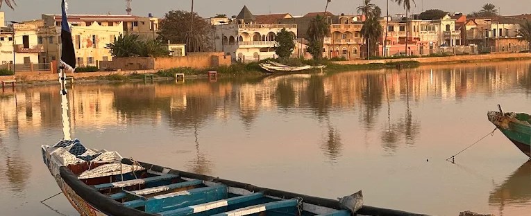 Bella imagen de Saint Louis de Senegal al fondo